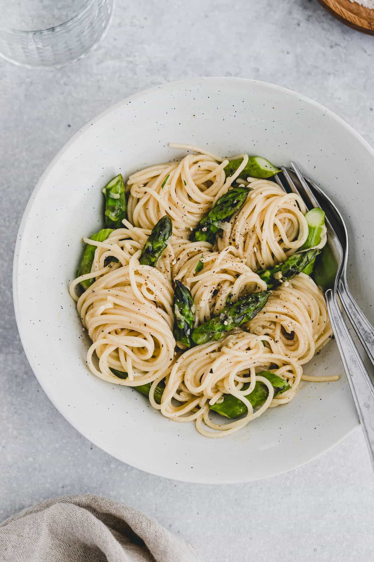 vegetarische nudeln mit grünem spargel in einem teller