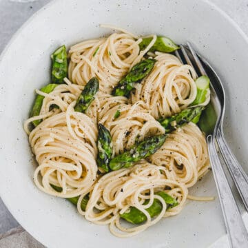 spaghetti carbonara with green asparagus in a bowl