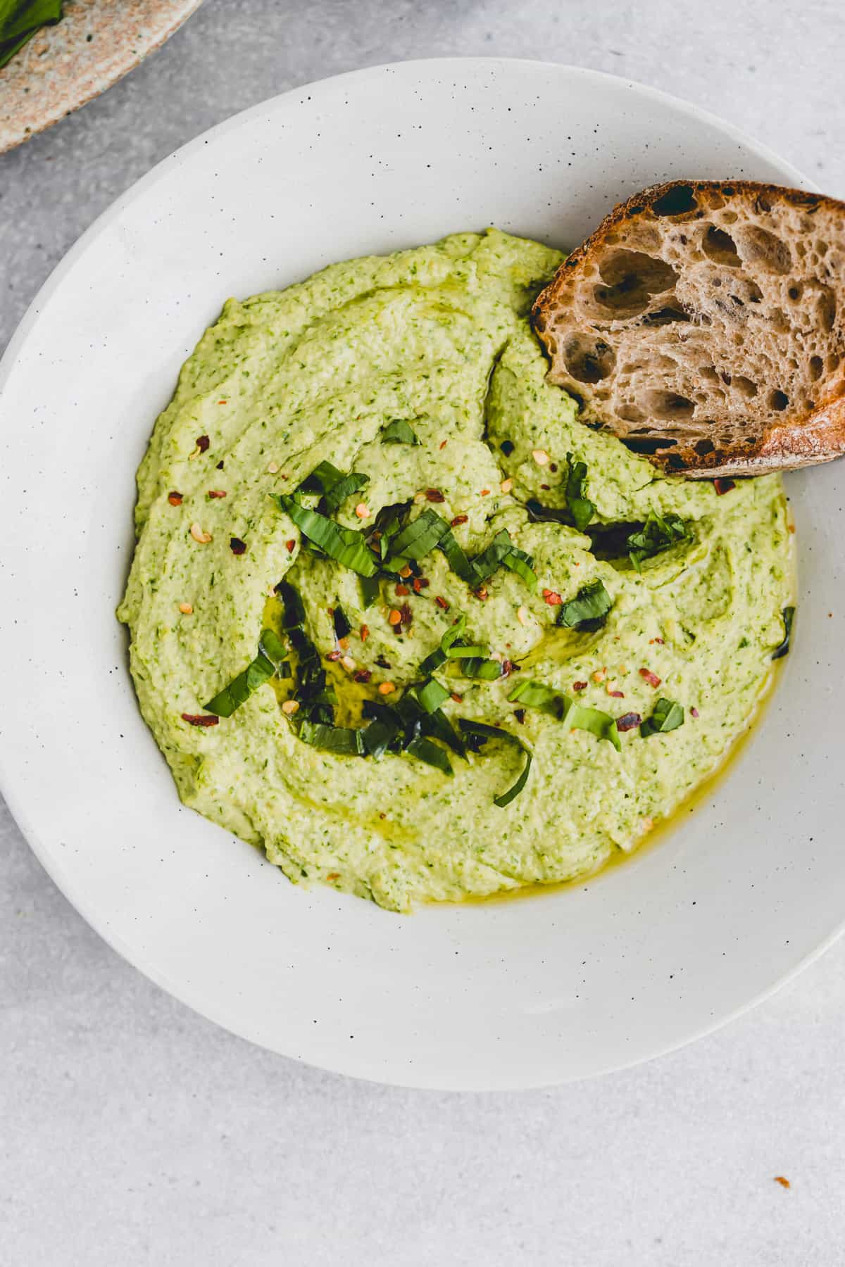 Bärlauch Hummus mit einem Stück Brot