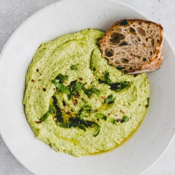 Bärlauch Hummus mit frischem Brot in einem Teller