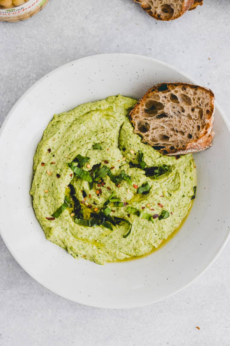 Bärlauch Hummus mit frischem Brot in einem Teller