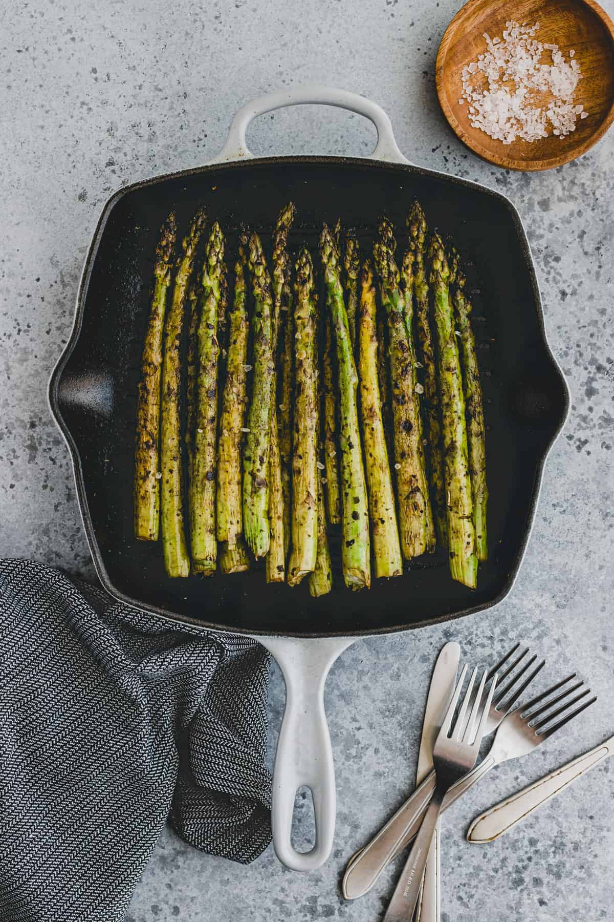 grüner spargel grillen in einer grillpfanne