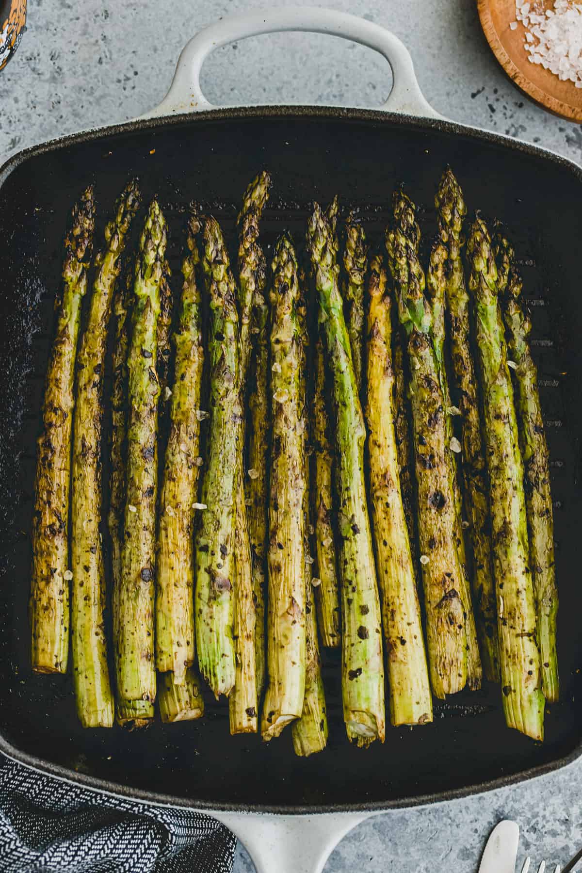 nahaufnahme von grünem spargel in einer grillpfanne