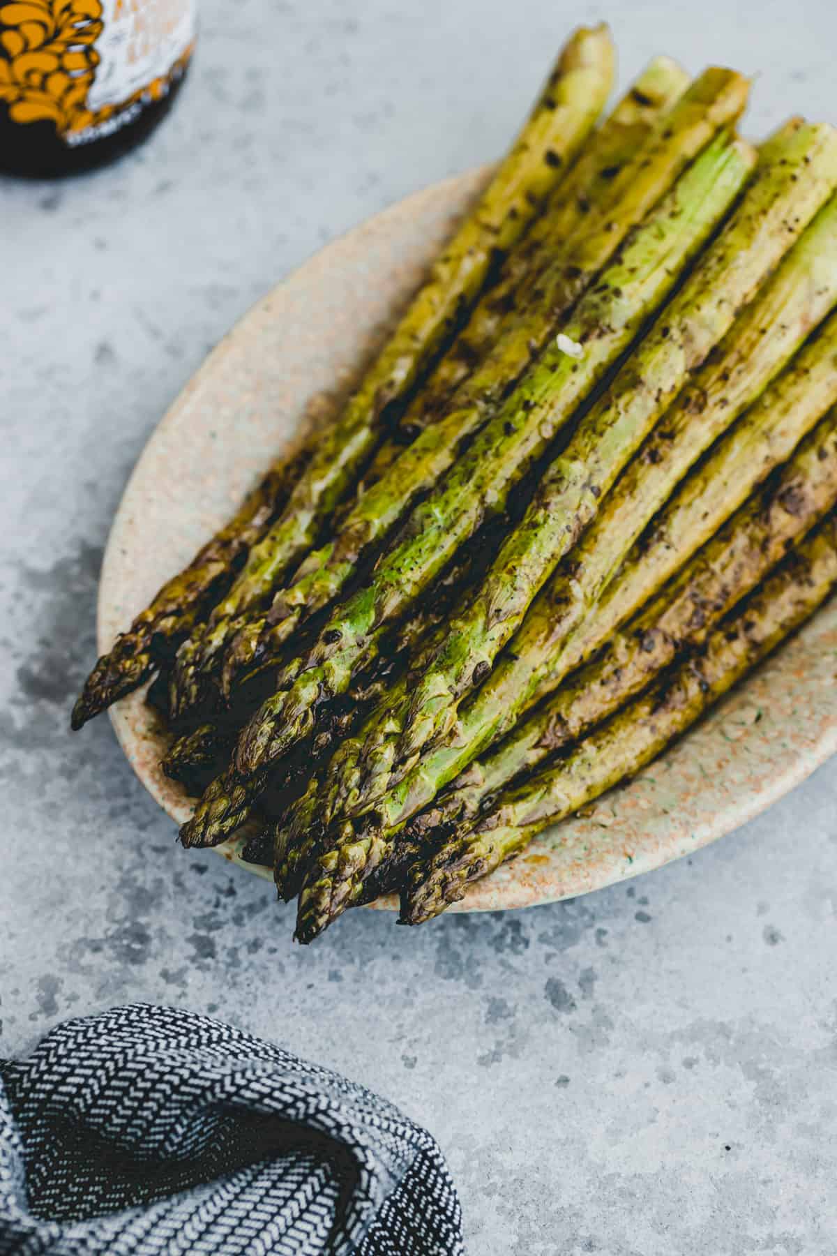 grüner spargel grilliert auf einer servierplatte