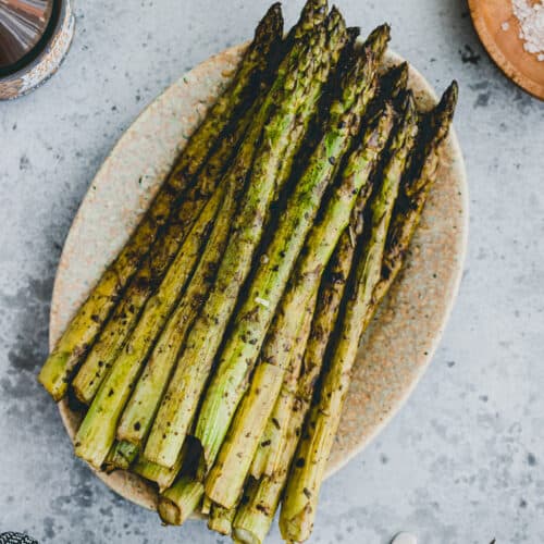 gegrillter grüner spargel auf einer servierplatte