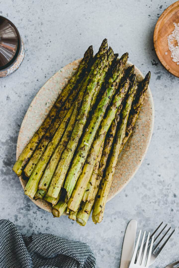 gegrillter grüner spargel auf einer servierplatte