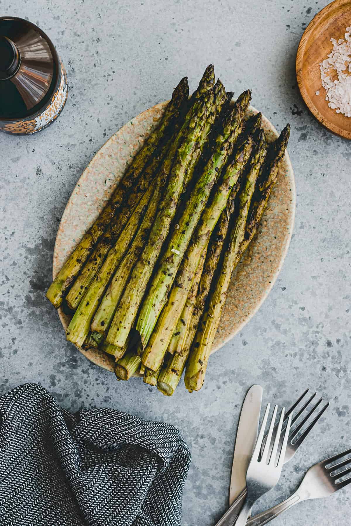 gegrillter grüner spargel auf einer servierplatte