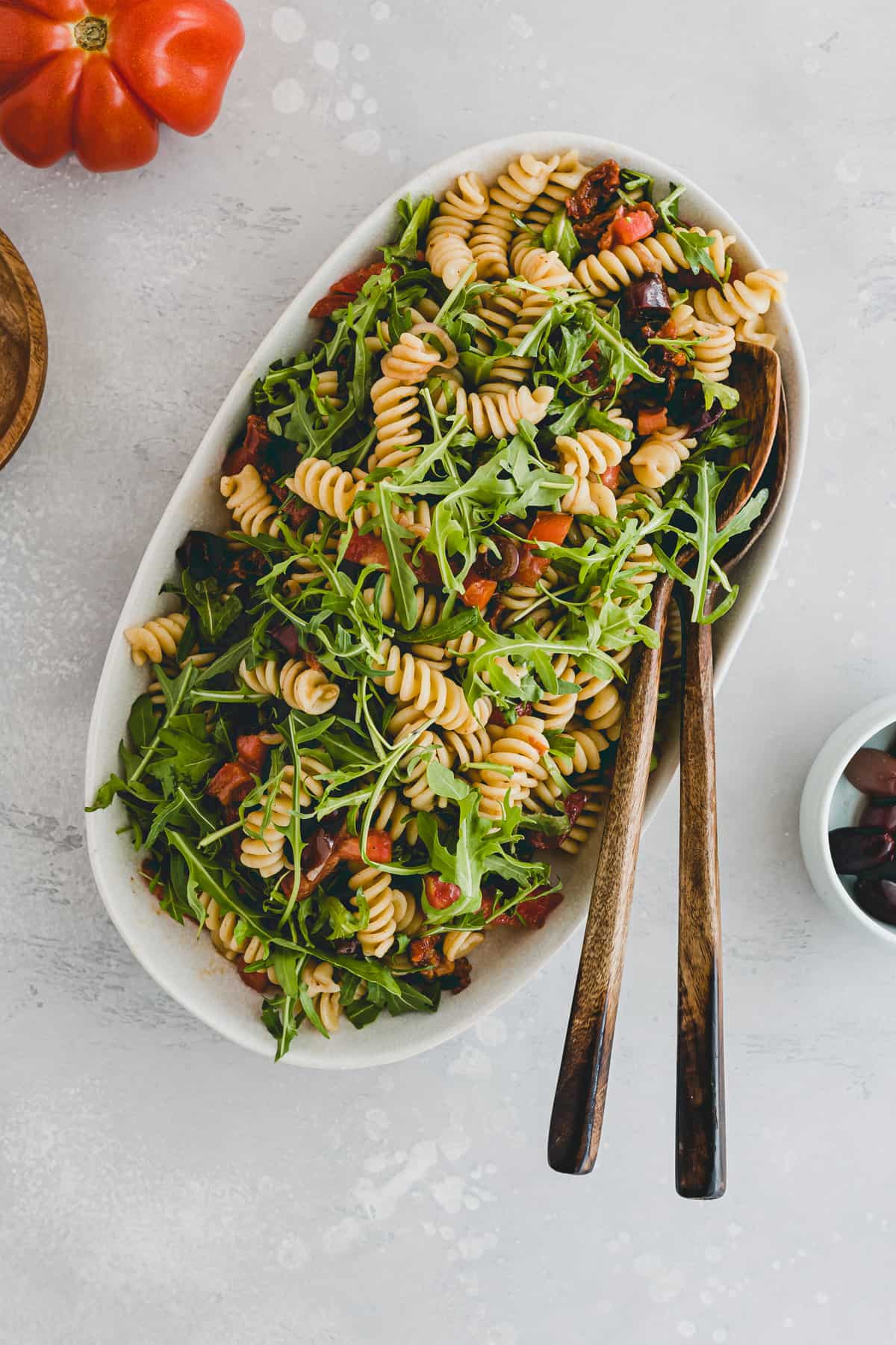 Mediterraner Nudelsalat auf einer salatplatte