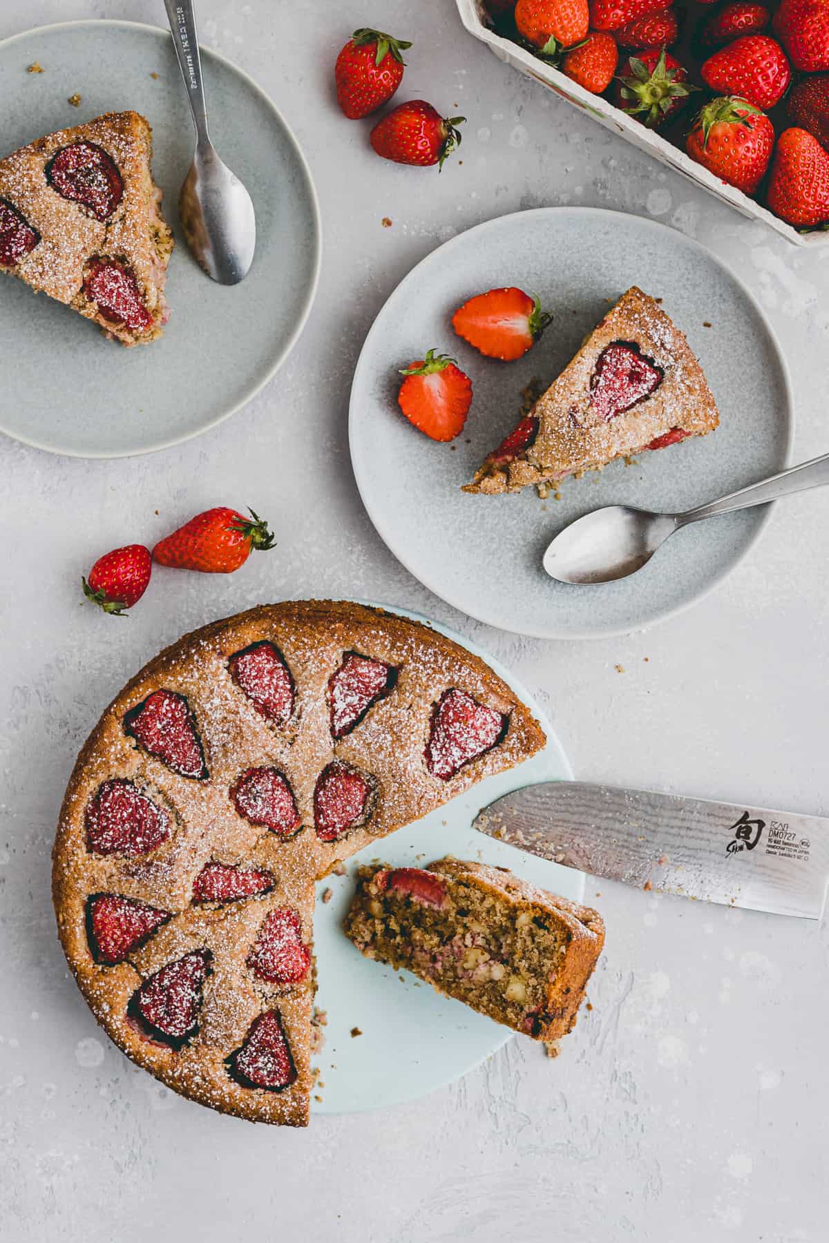 geschnittener erdbeerkuchen mit mandeln