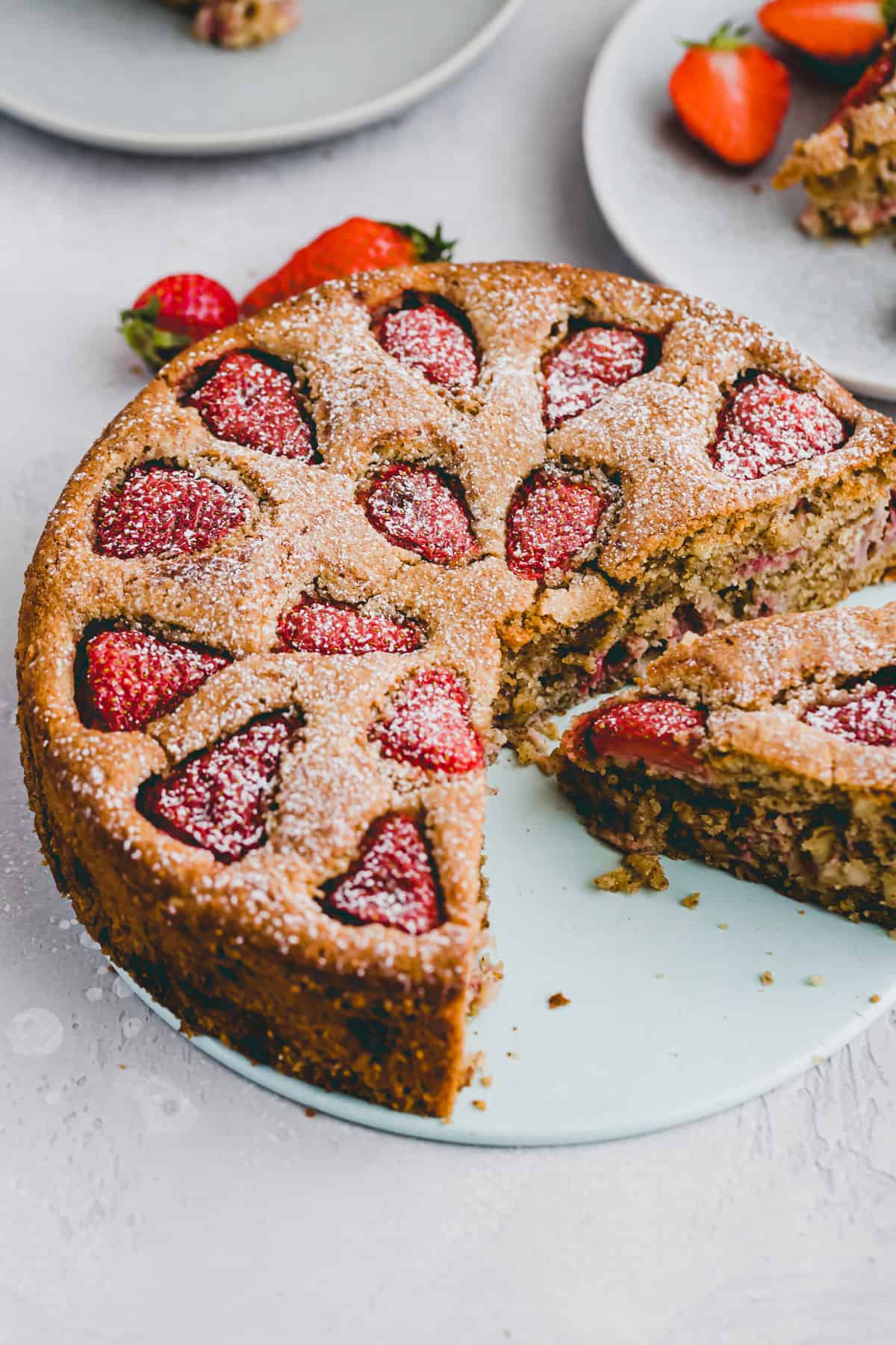 einfacher erdbeerkuchen von der seite fotografiert