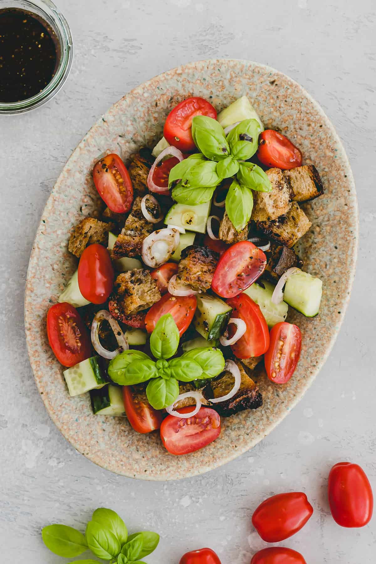 italienischer brotsalat auf einer servierplatte