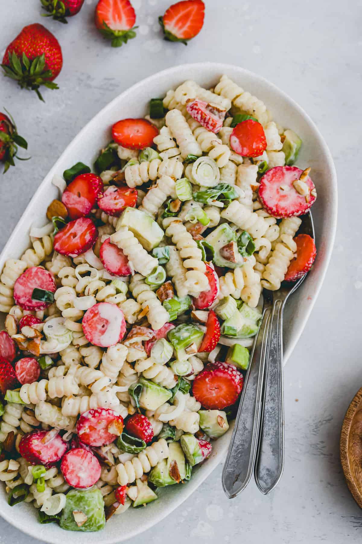 veganer nudelsalat mit joghurt, avocado, erdbeeren