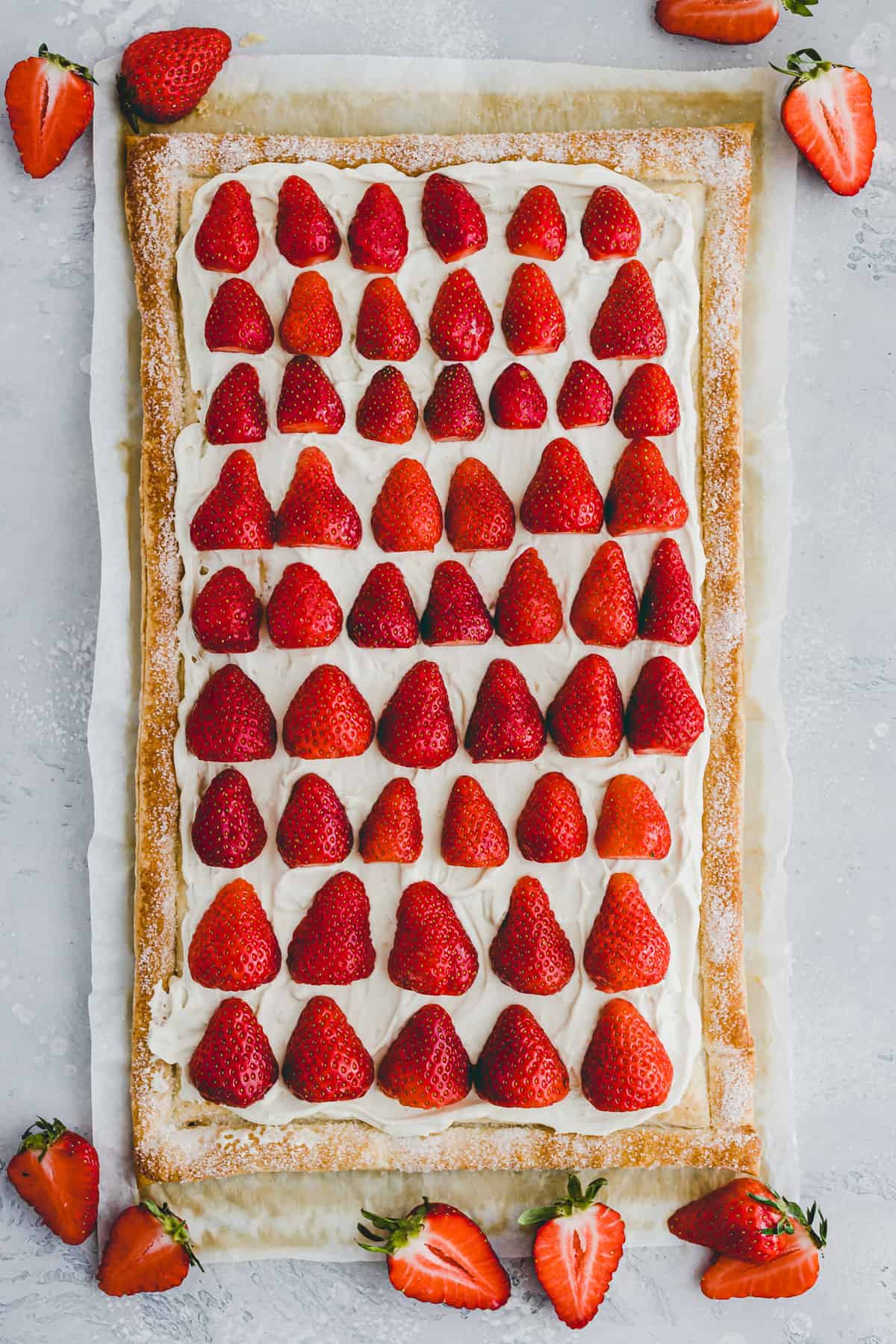 blätterteig tarte mit vanillecreme und frischen erdbeeren dekoritert