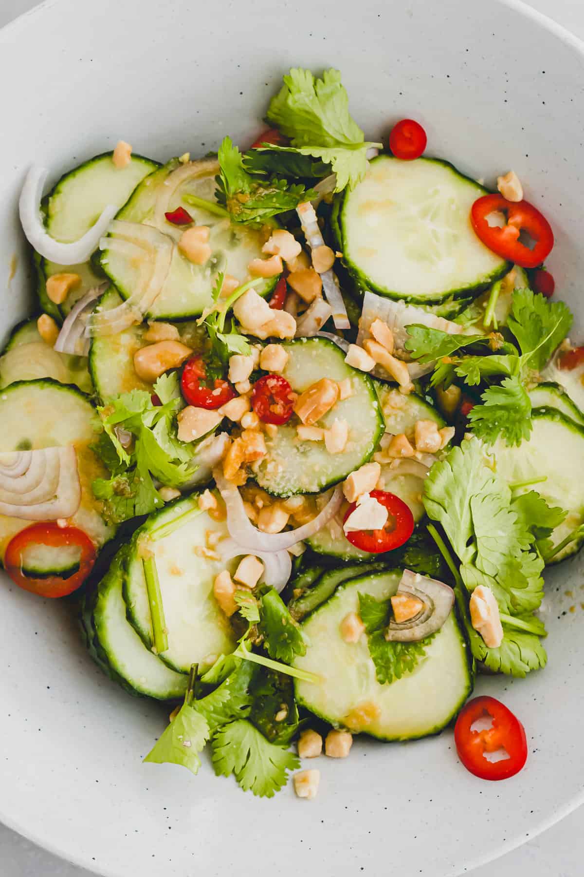 thailändischer gurkensalat mit erdnüssen und koriander