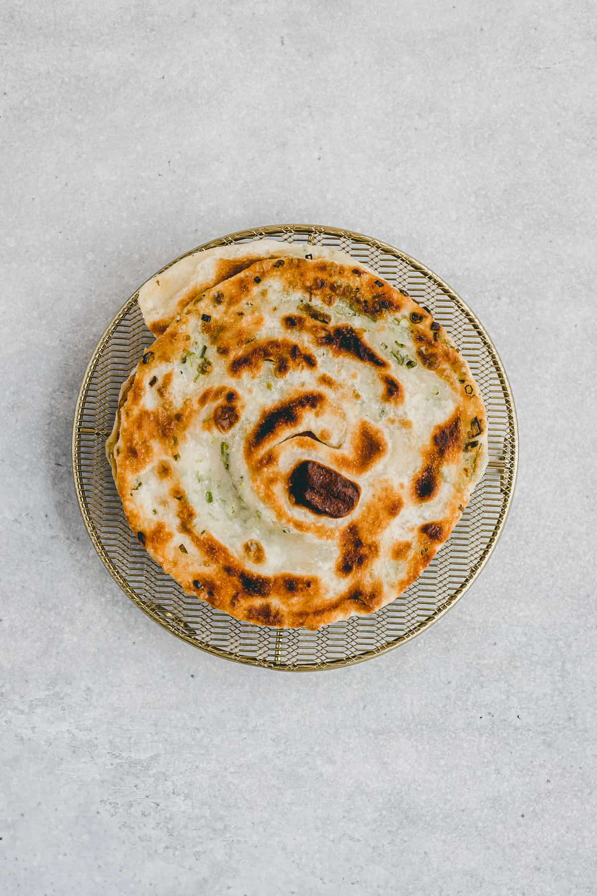 chinesische scallion pancakes auf einem goldenen gitter