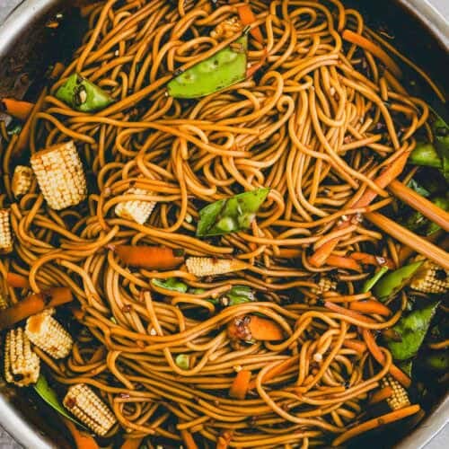 lo mein - chinesisch gebratene nudeln mit gemüse in einer pfanne