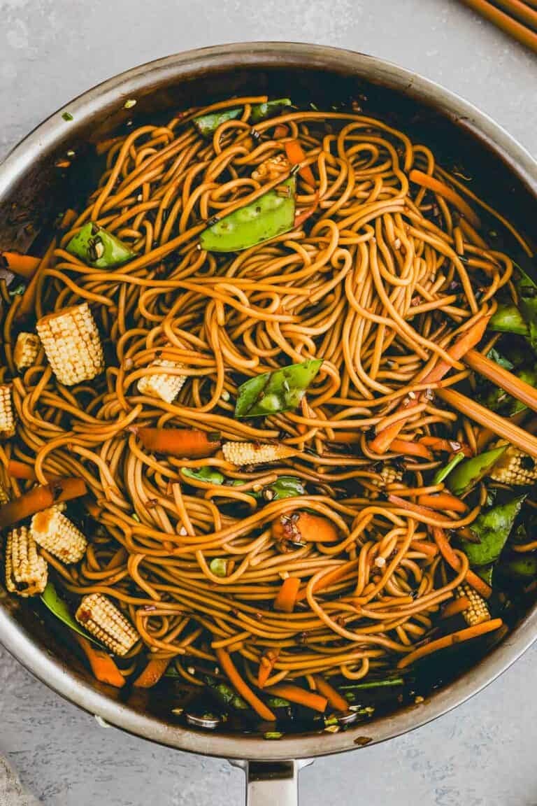 lo mein - chinesisch gebratene nudeln mit gemรผse in einer pfanne
