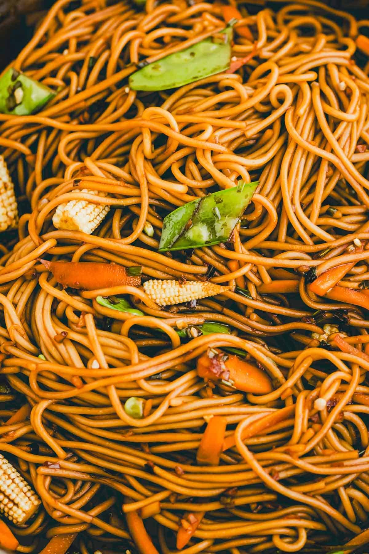 nahaufnahme von chinesisch gebratene nudeln mit gemüse