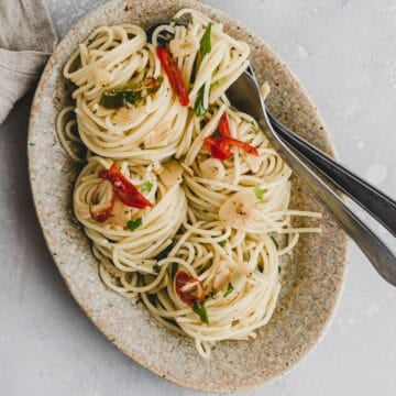 spaghetti aglio olio e peperoncino on a brown plate