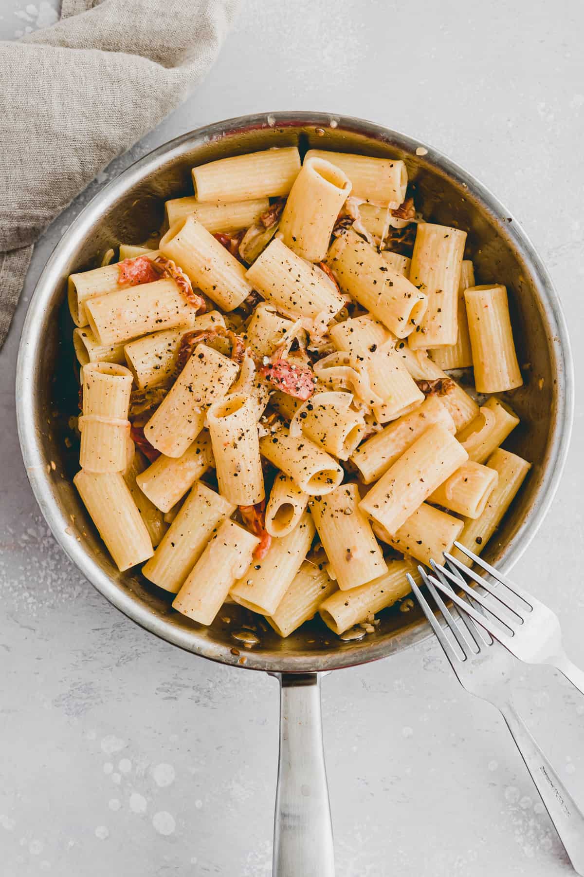 vegane pasta sauce mit getrockneten tomaten an rigatoni