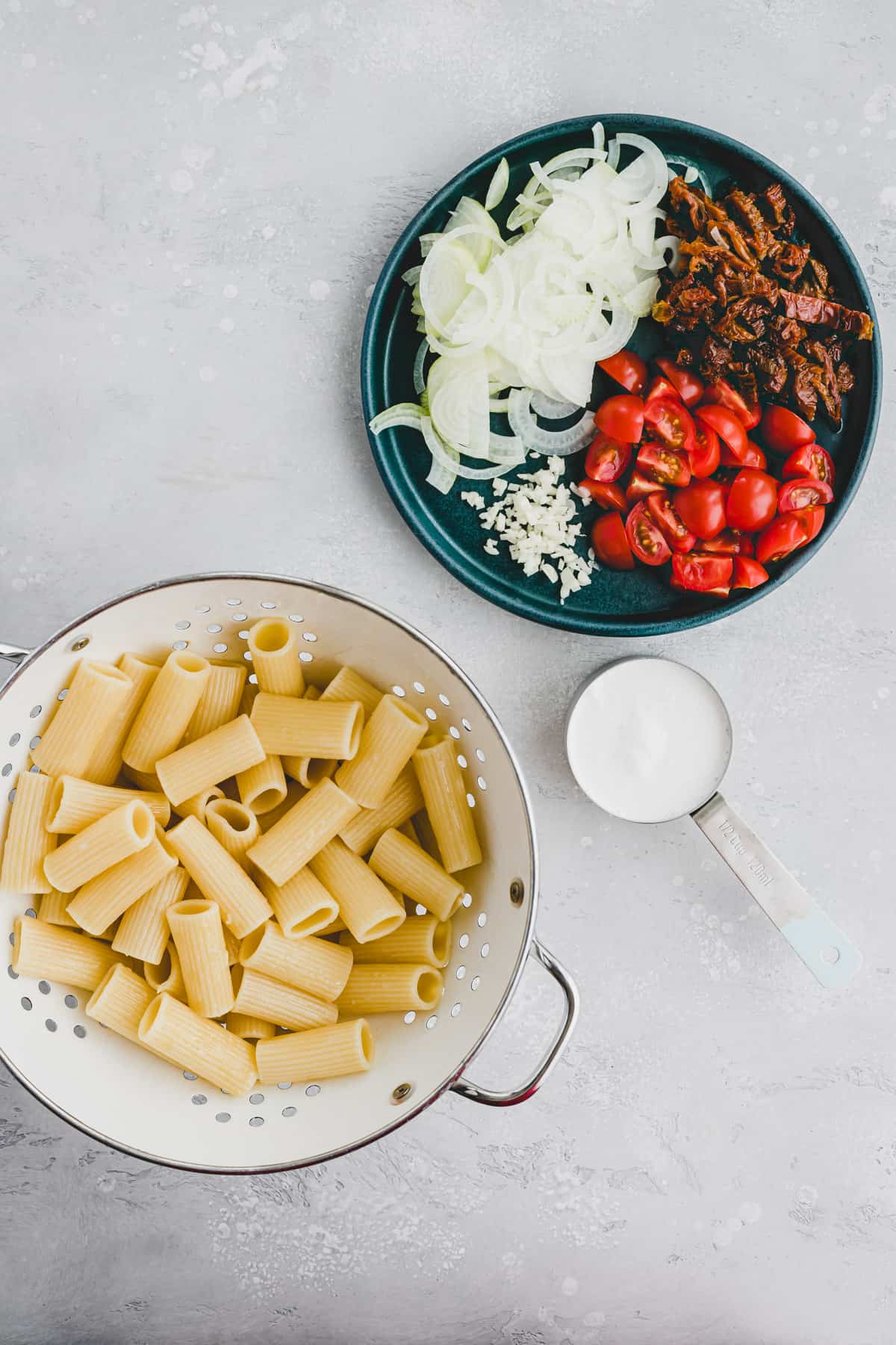 Zutaten für Pasta mit getrockneten Tomaten