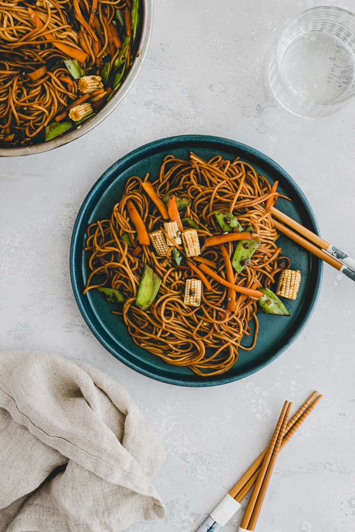 lo mein noodles on a blue plate