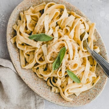 vegane alfredo kürbis pasta auf einem servierteller