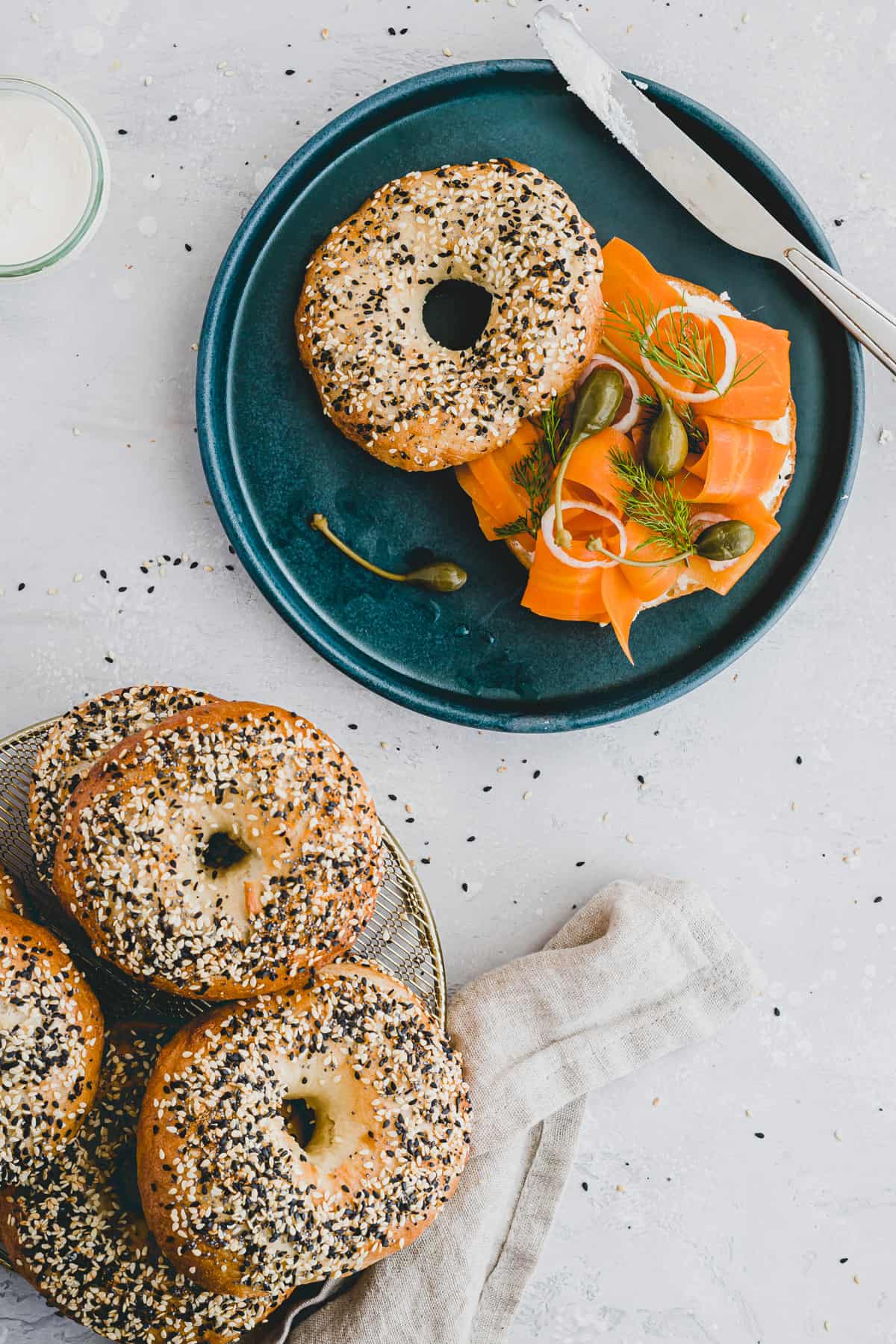 veganer karottenlachs auf einem bagel