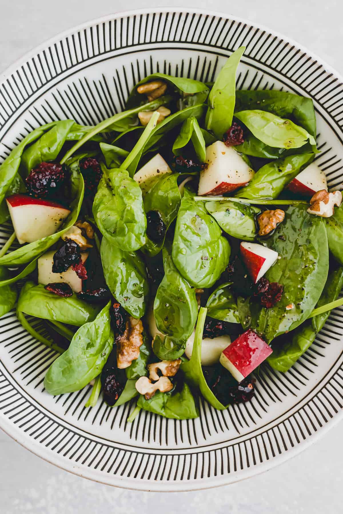 Herbstlicher Spinatsalat mit apfel, cranberry, walnusss