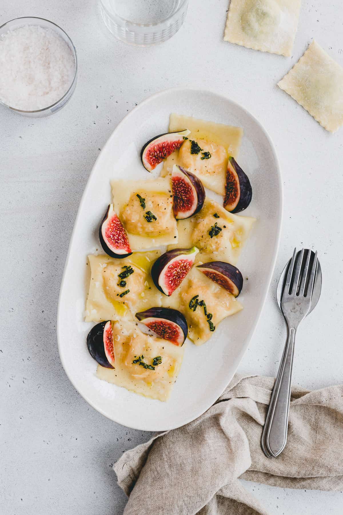 frisch gekochte kürbis ricotta ravioli auf einem teller