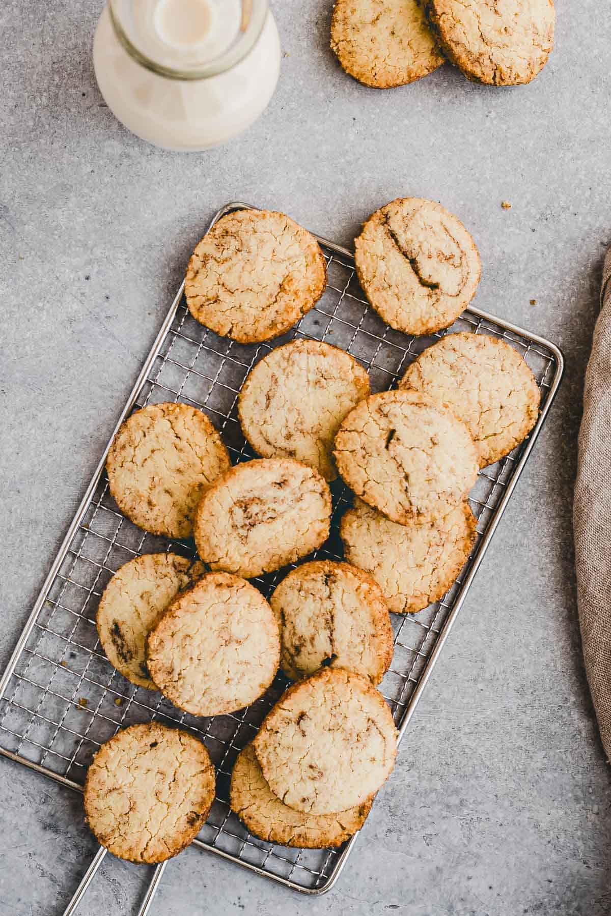 chai kekse auf einem auskühlgitter