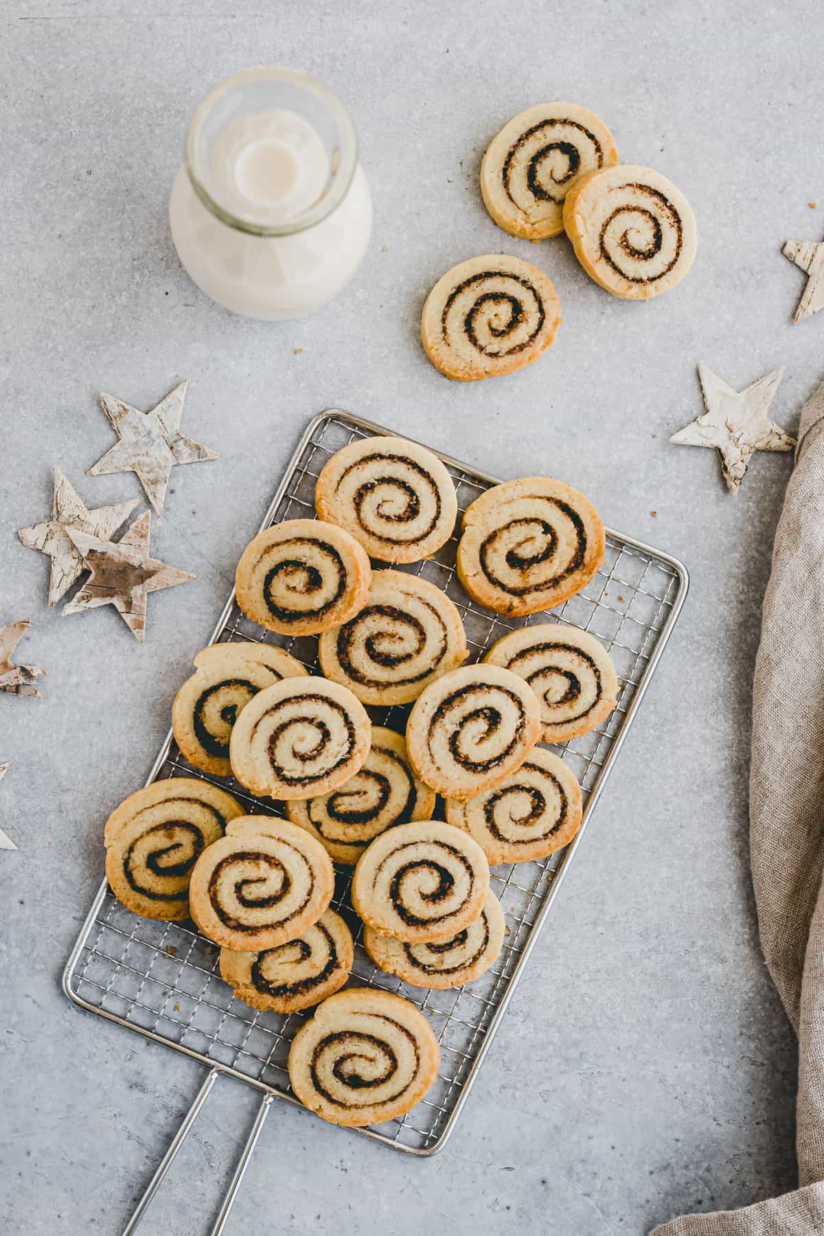 Zimtschnecken Plätzchen auf einem gitter