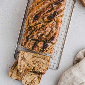 saftiger nusszopf frisch gebacken auf einem gitter