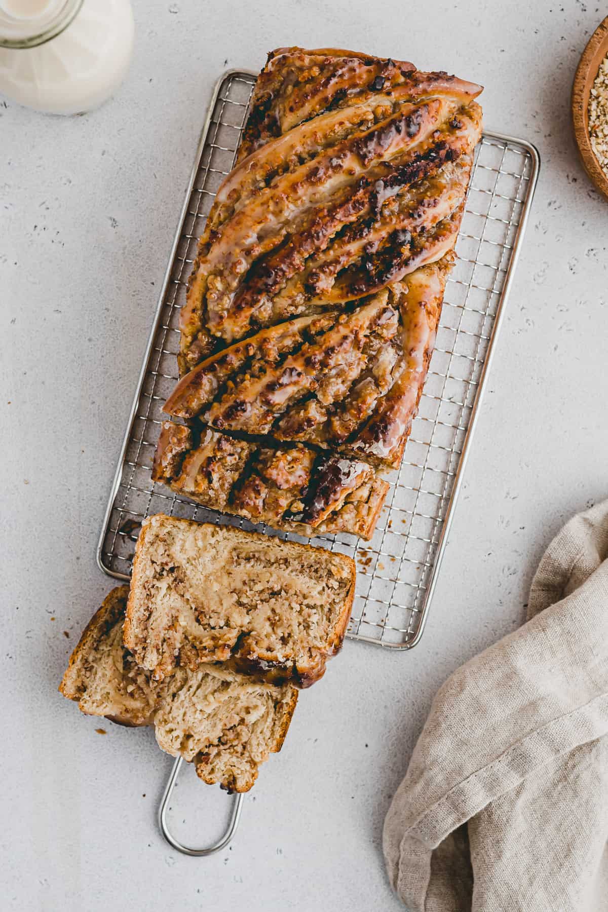 saftiger nusszopf frisch gebacken auf einem gitter