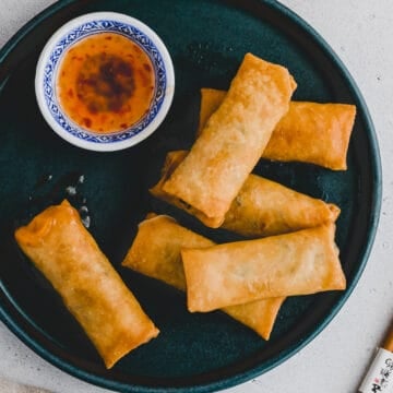 knusprige vegetarische frühlingsrollen mit süsser chili sauce