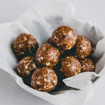 energy balls mit lebkuchengewürz in einer schüssel