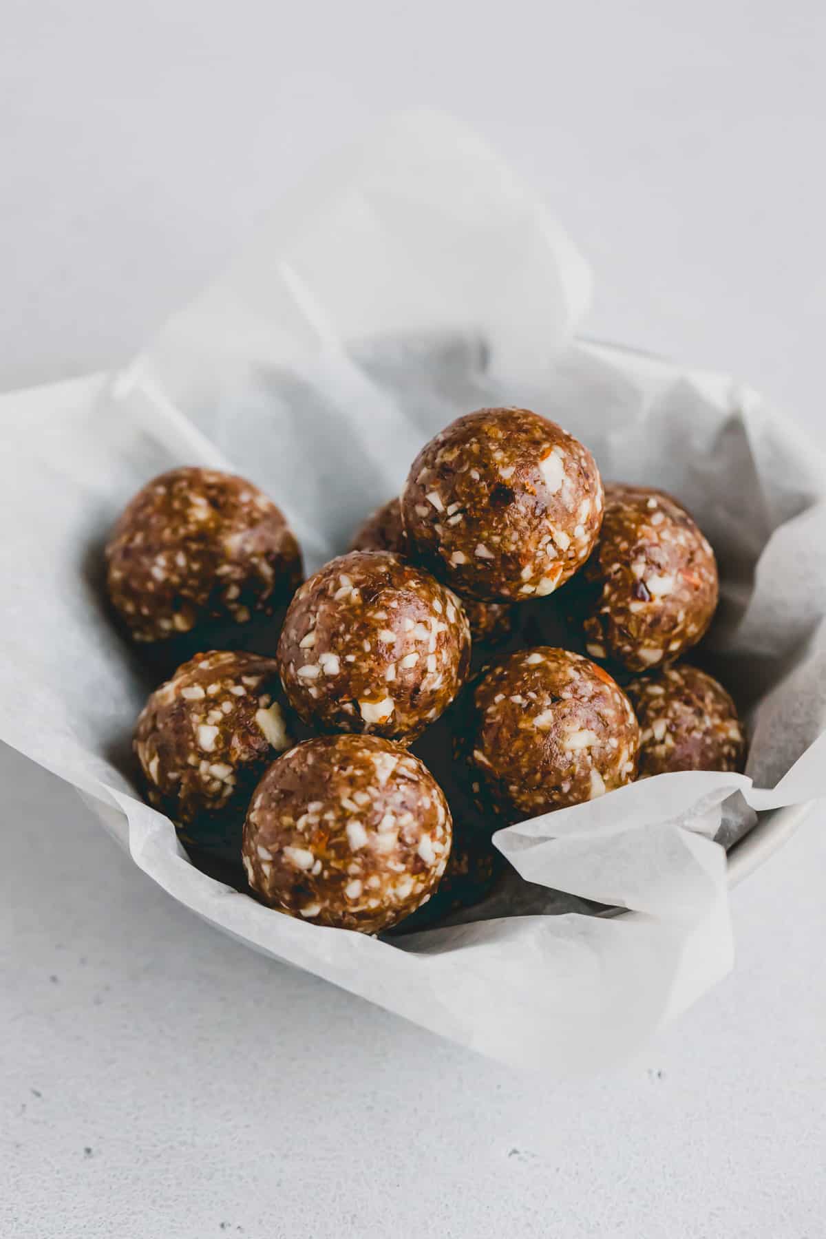 energy balls mit lebkuchengewürz in einer schüssel