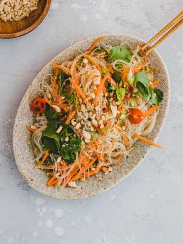 thailändischer glasnudelsalat auf einem teller