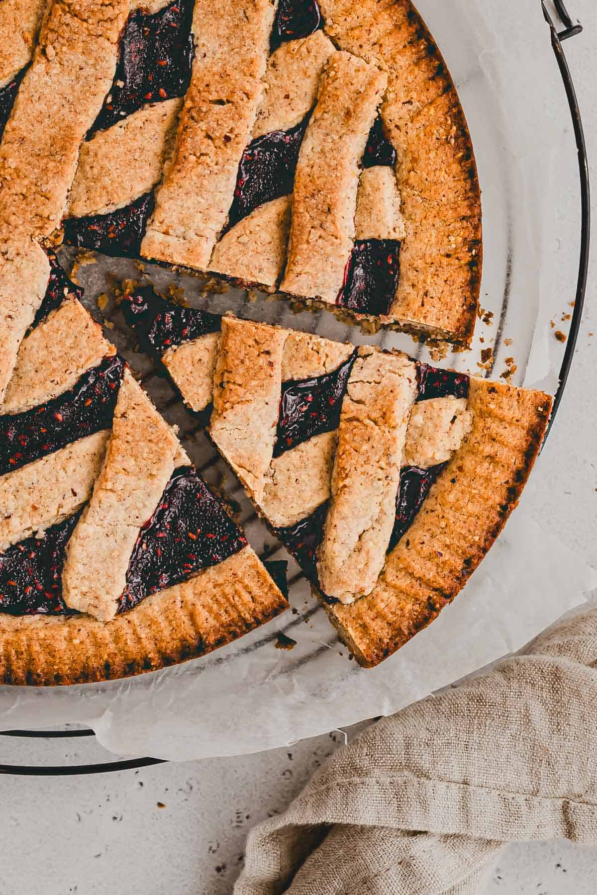 ein stück von einer angeschnittenen linzertorte in nahaufnahme