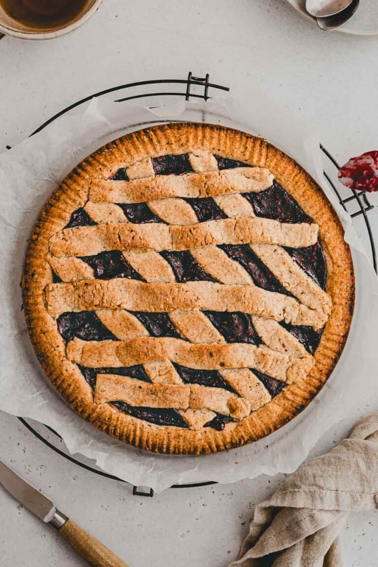 saftige linzer torte auf einem auskühlgitter