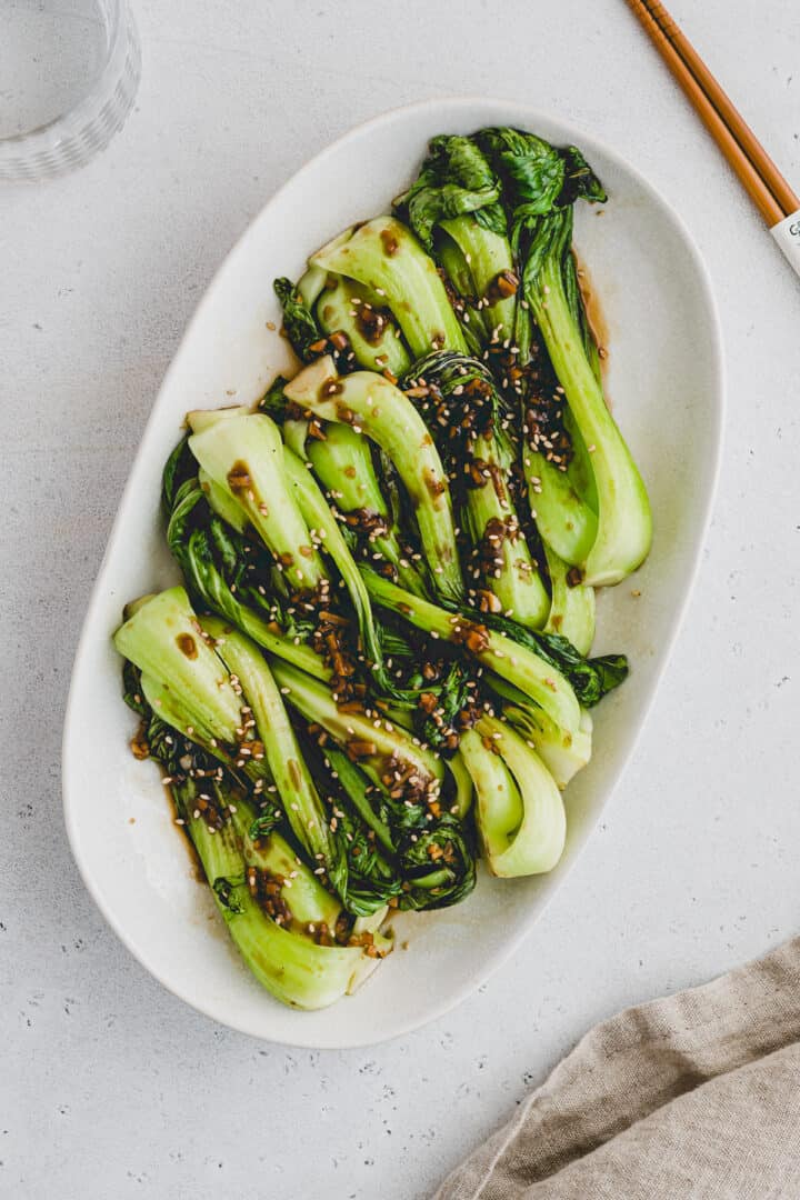 pak choi mit stir fry sauce und sesam