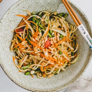 thailändischer papaya salat in einer schüssel