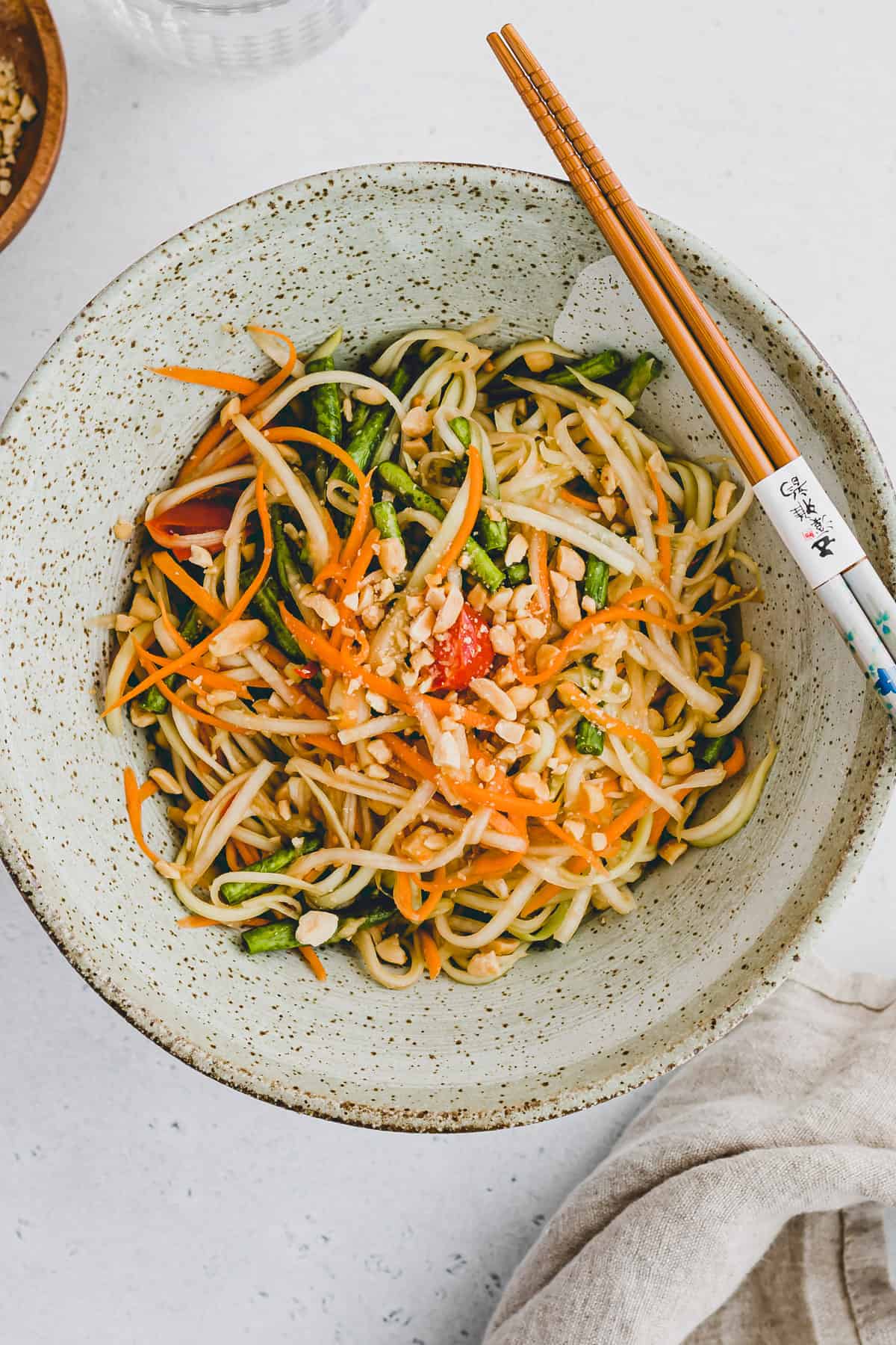 thailändischer papaya salat in einer schüssel