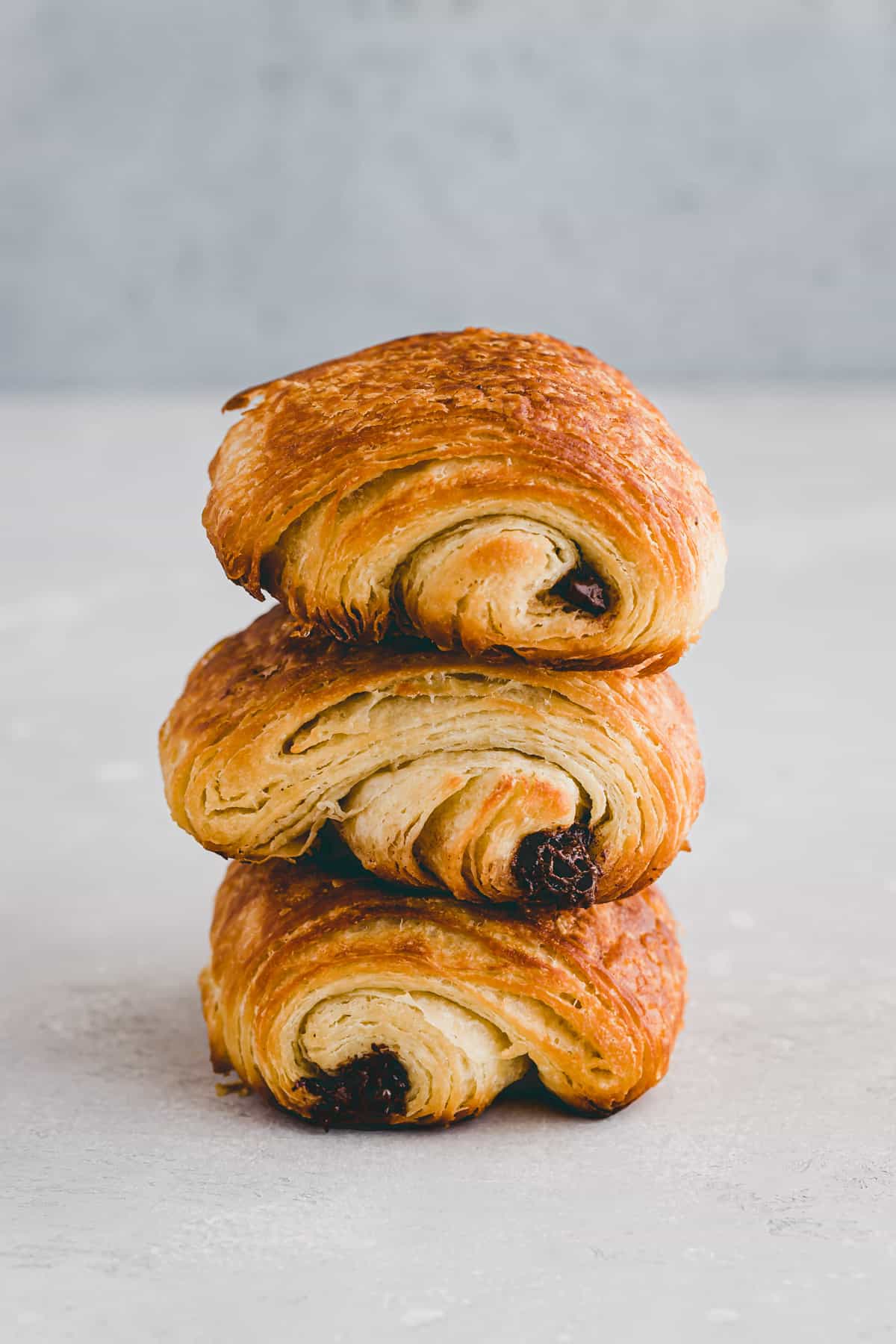 selbstgemachte schokocroissants aufeinander gestapelt