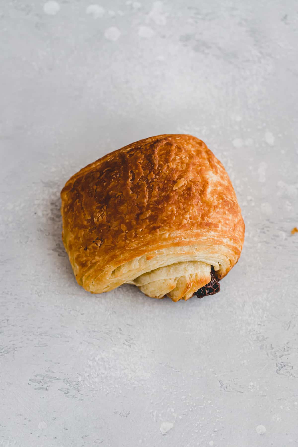 ein frisch gebackenes schokocroissant