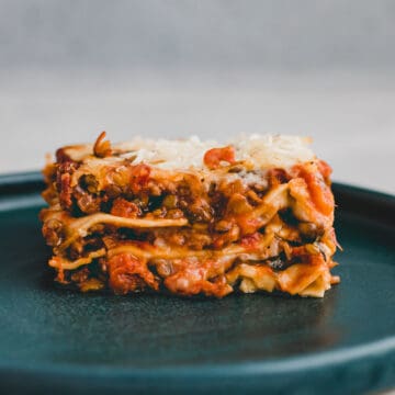 ein stück vegane lasagne mit linsen