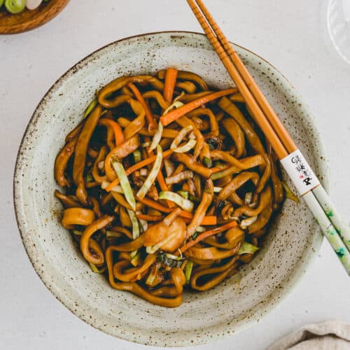 yaki udon nudeln mit gemüse und shiitake