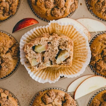 ein halbierter apfelmuffin