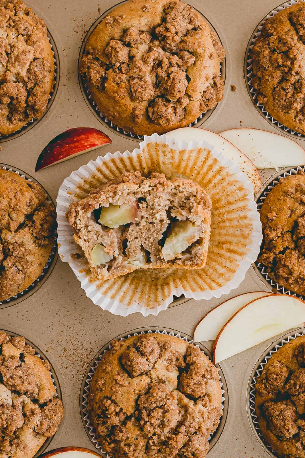 ein halbierter apfelmuffin