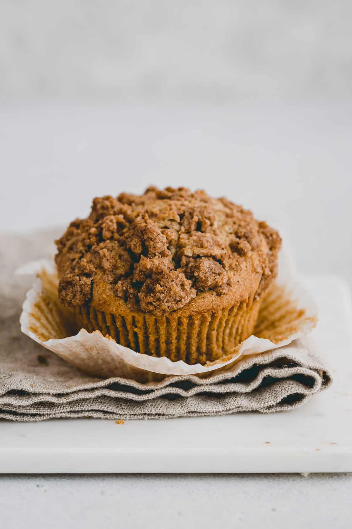 ein apfelmuffin mit streusel auf einer serviette